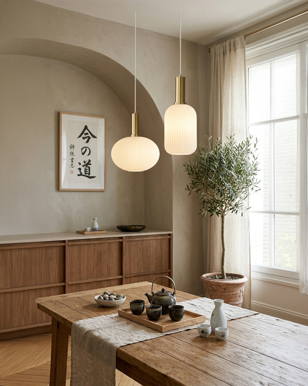 Suspensions en verre blanc au-dessus d'une table en bois