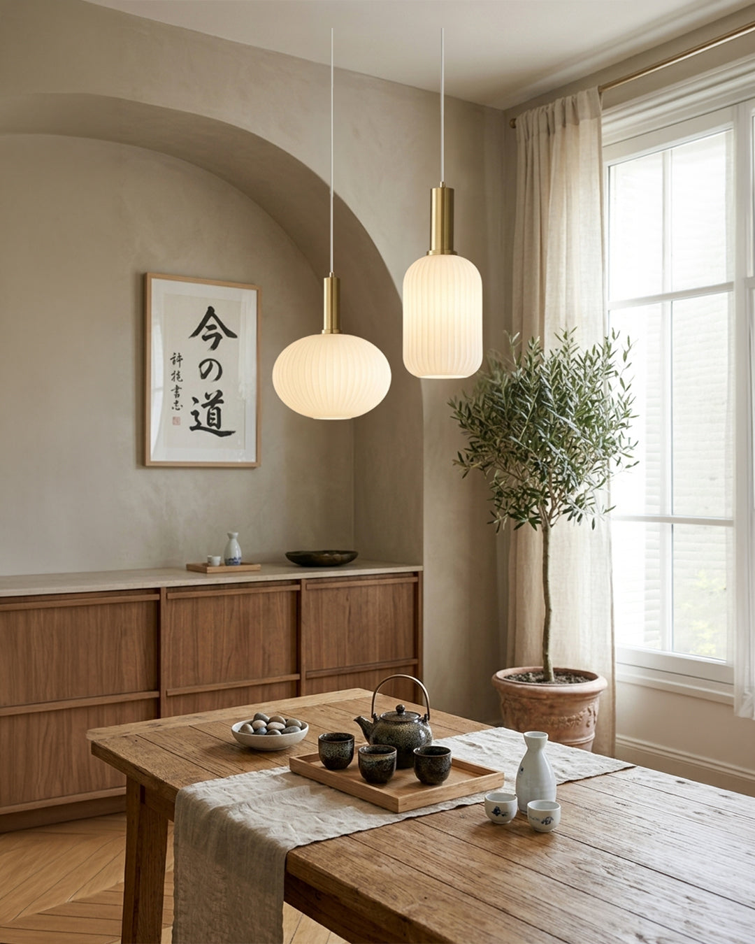Suspensions en verre blanc au-dessus d'une table en bois