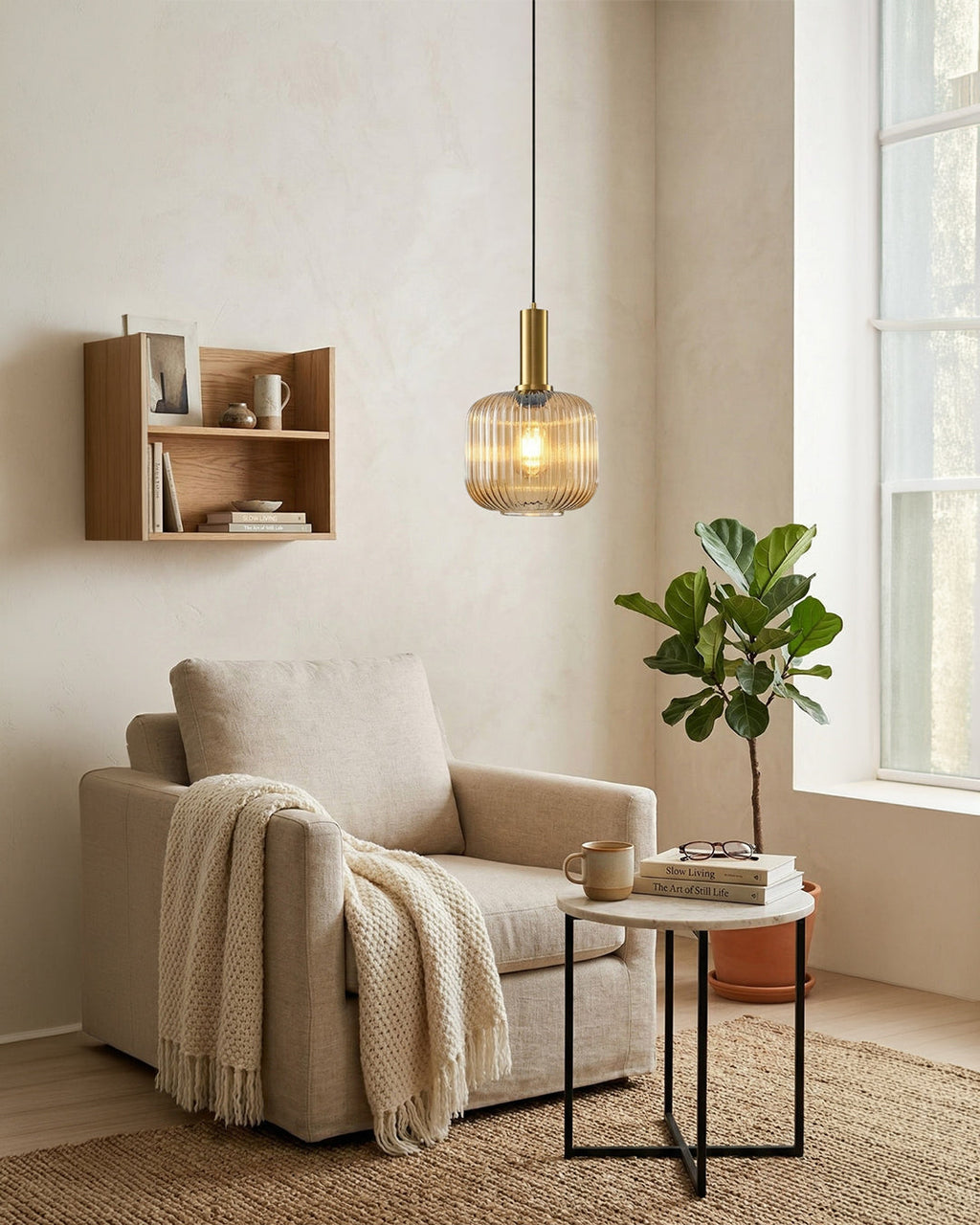 Suspension en verre cognac au-dessus d'un fauteuil