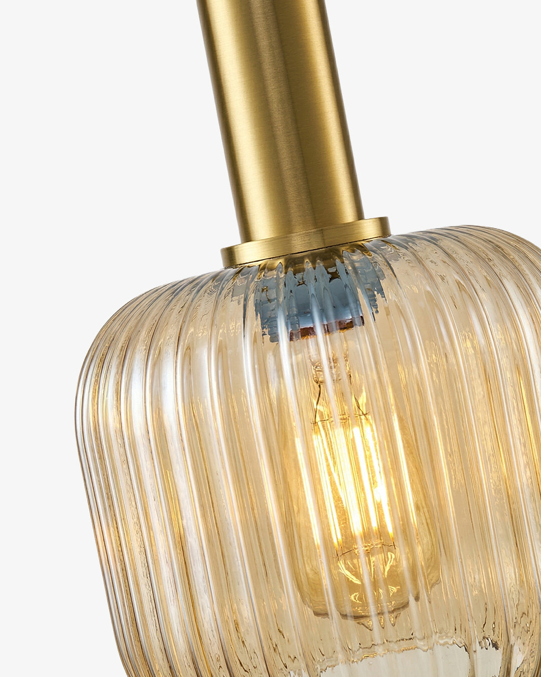 Gros plan sur le verre nervuré cognac allumé