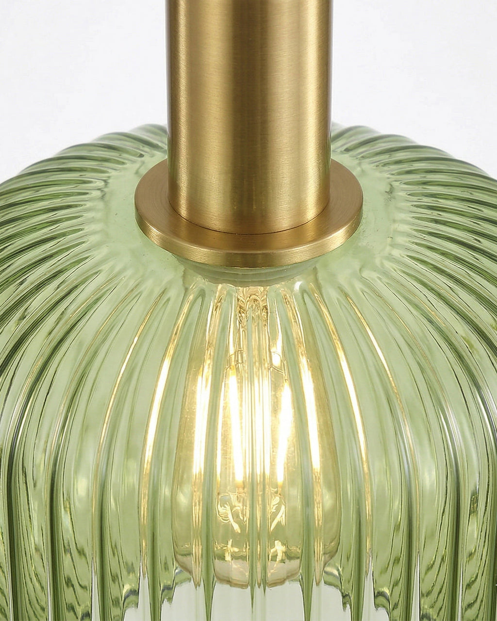 Gros plan sur le verre nervuré vert émeraude