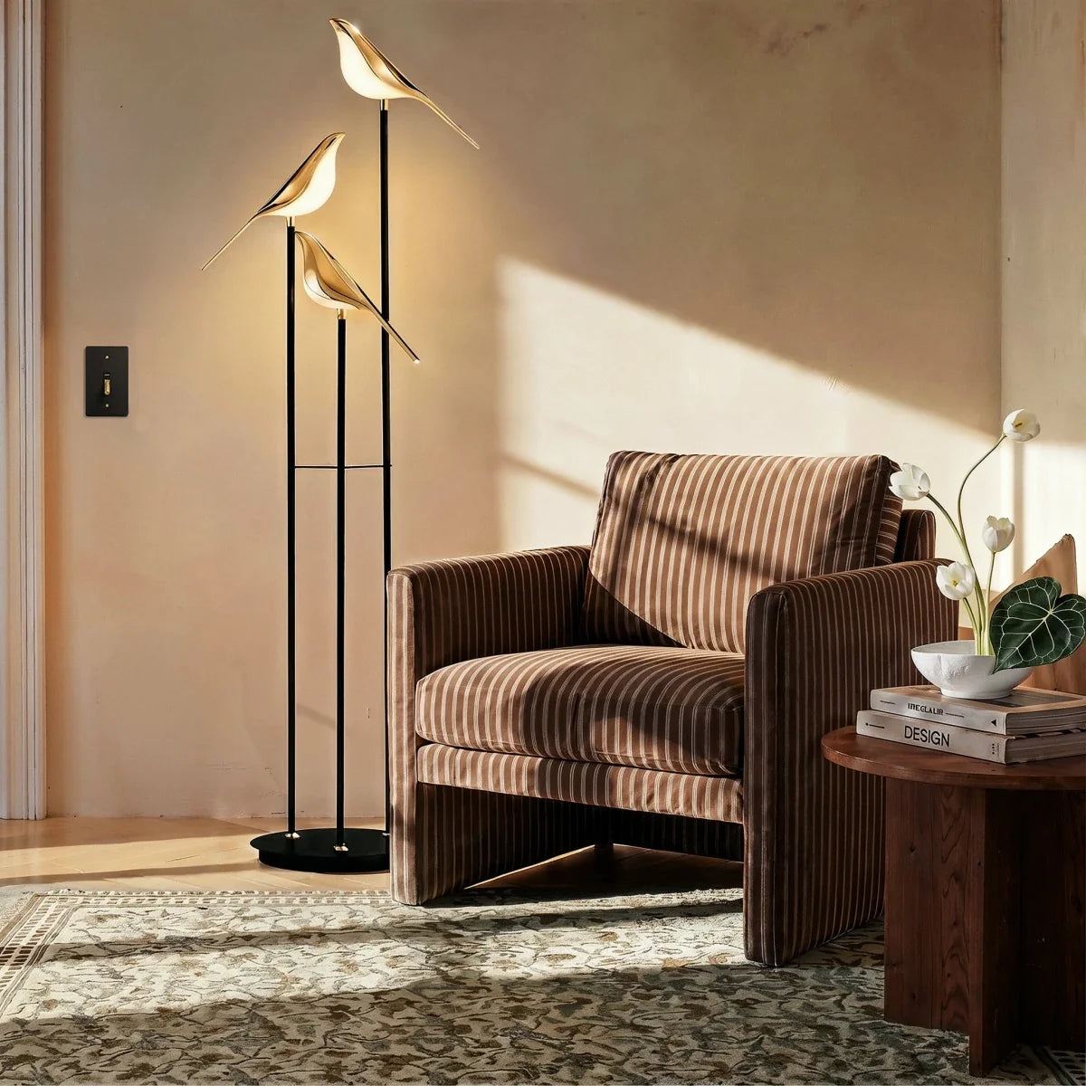 Interrupteur vintage dans un salon eclaire par un lampadaire
