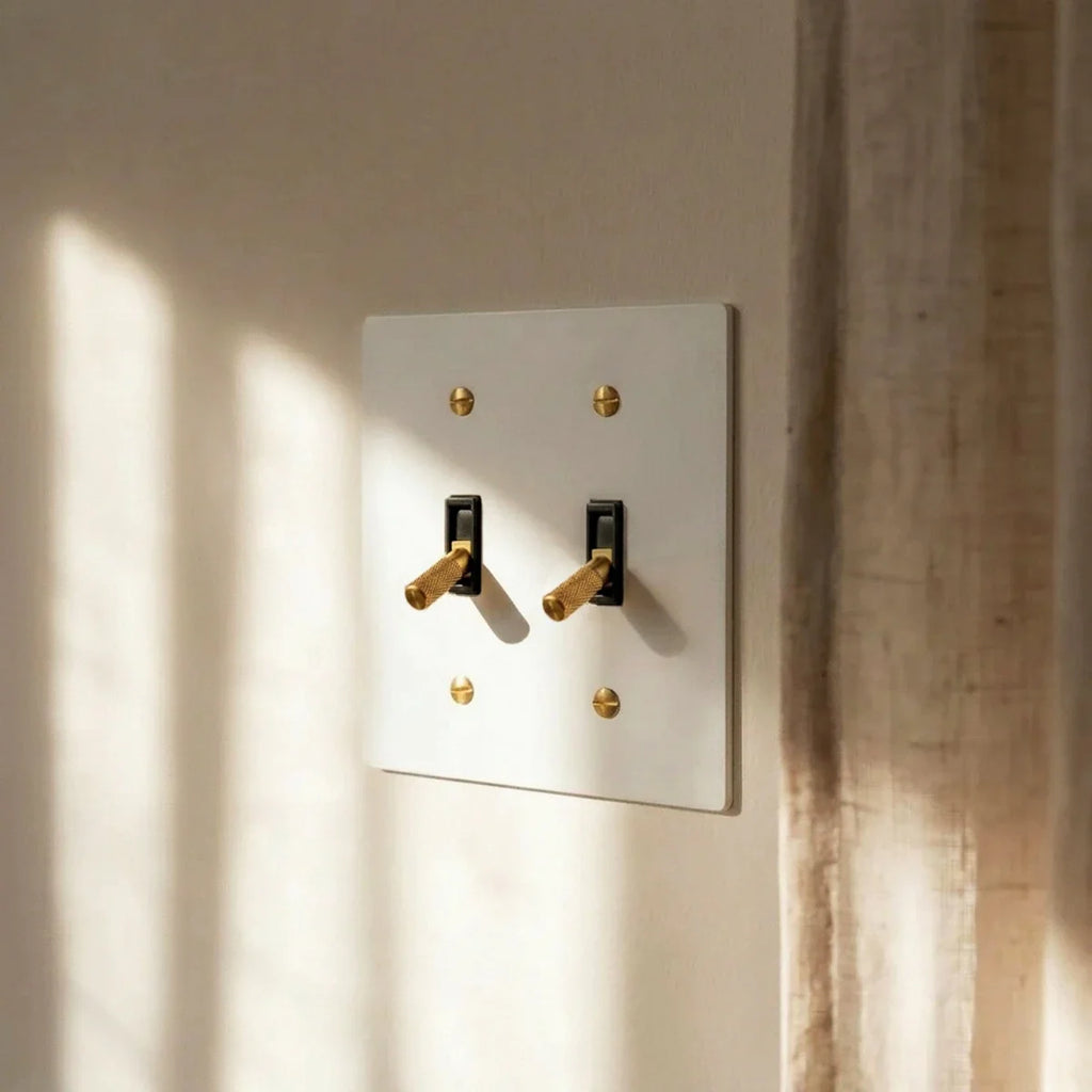 Interrupteur vintage finition blanche sur un mur texture