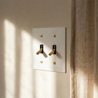 Interrupteur vintage finition blanche sur un mur texture