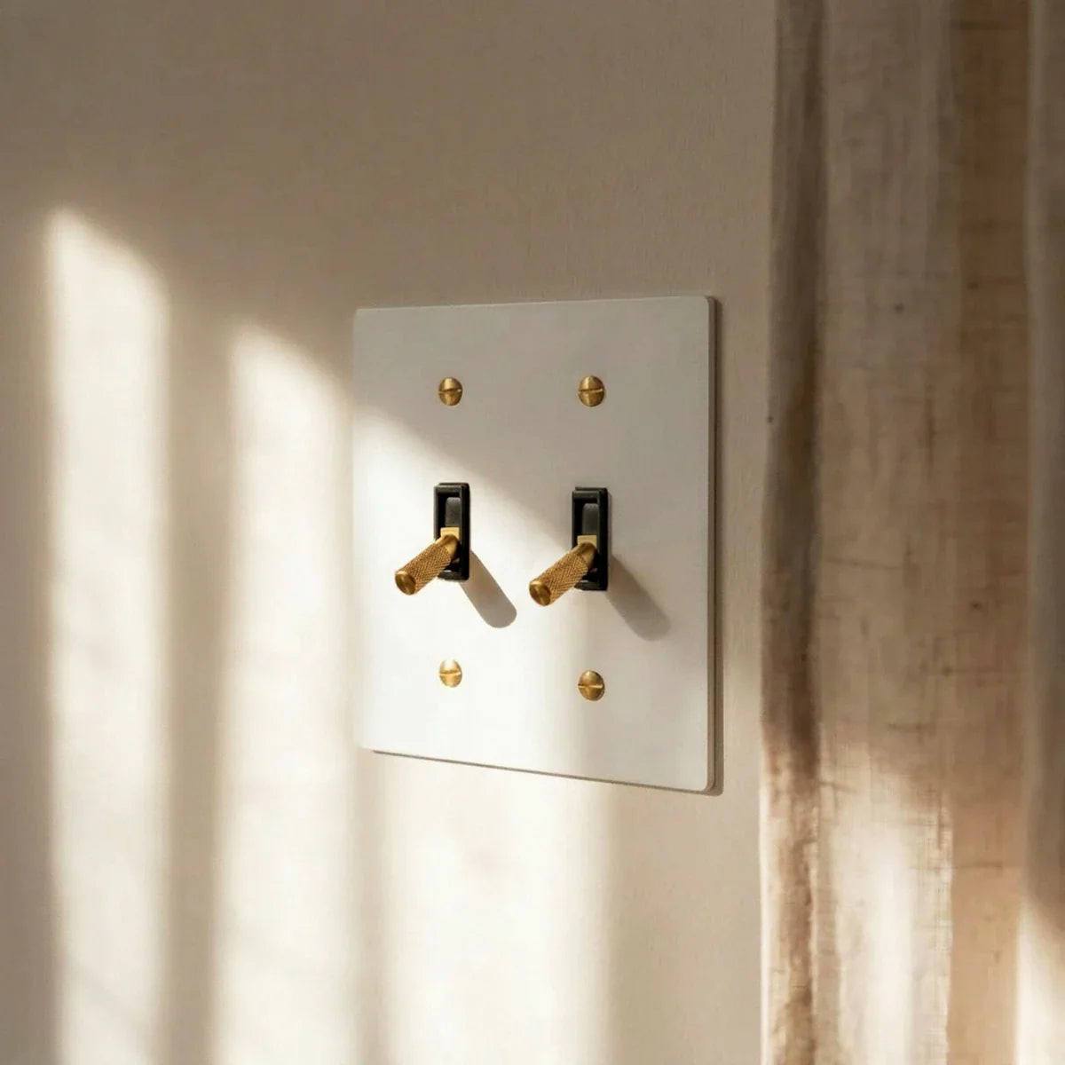 Interrupteur vintage finition blanche sur un mur texture
