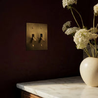 Interrupteur vintage sur un mur bordeaux avec vase de fleurs