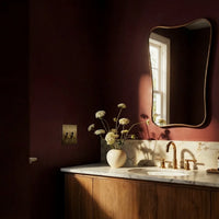 Interrupteur vintage en laiton dans une salle d'eau chaleureuse