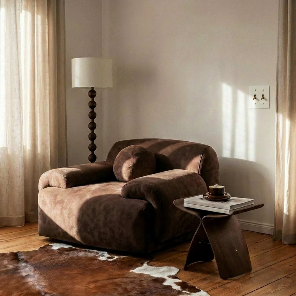 Interrupteur vintage dans un salon avec fauteuils marron