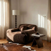 Interrupteur vintage dans un salon avec fauteuils marron