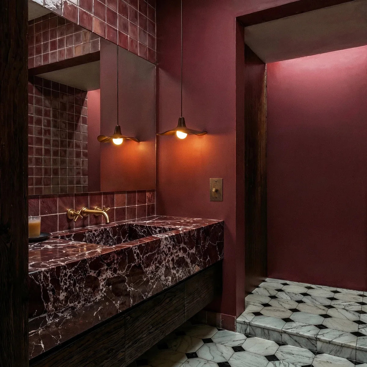 Variateur de lumière en laiton dans une salle de bain aux murs bordeaux et sol damier Image