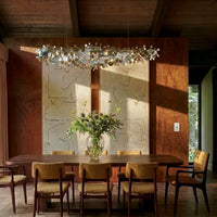 Variateur de lumière en laiton dans une salle à manger en bois avec suspension florale