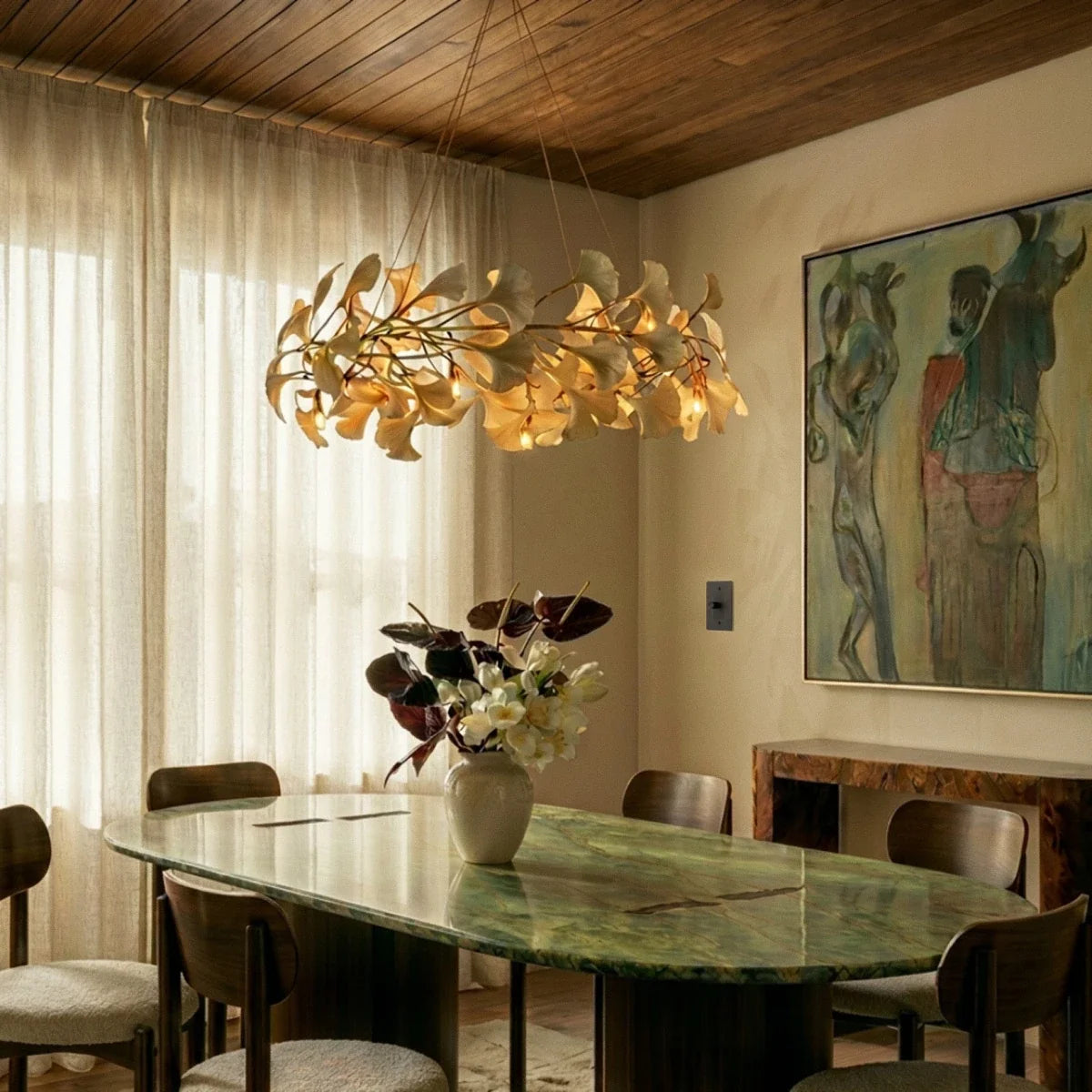 Variateur de lumière en laiton dans une salle à manger avec table en marbre vert