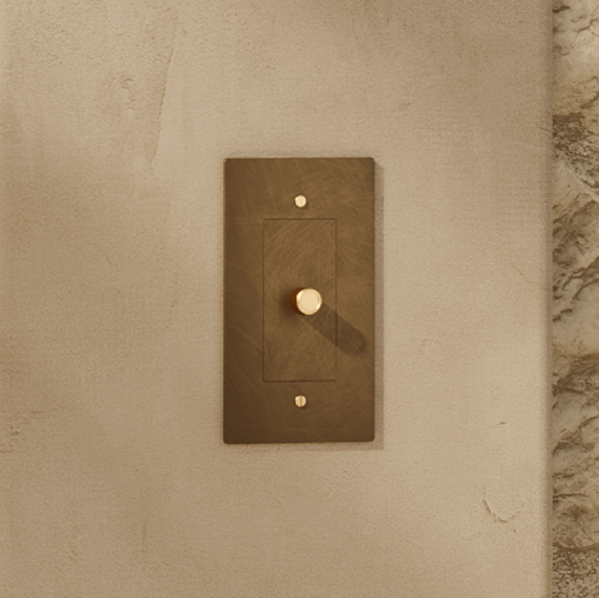 Gros plan sur la texture patinée d'un variateur de lumière en laiton vieilli