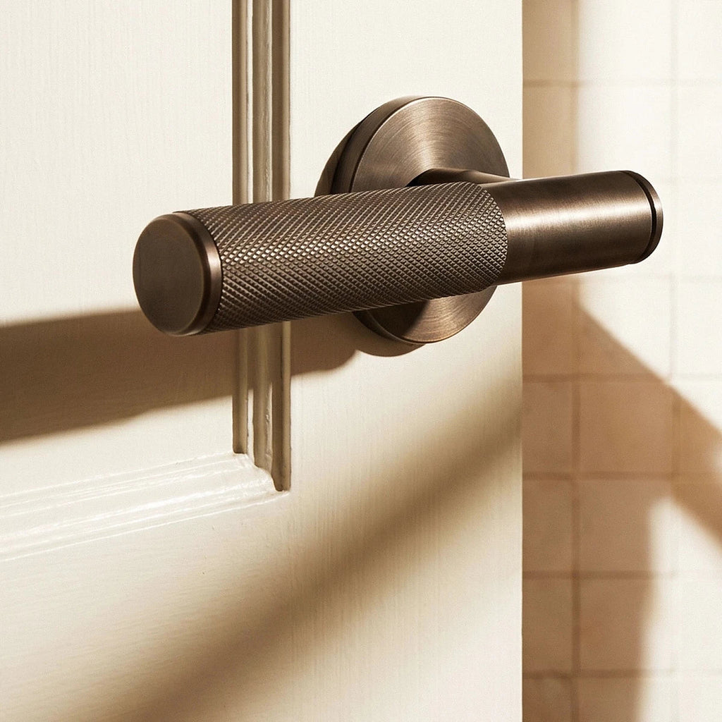 Poignée de porte bronze sur porte blanche