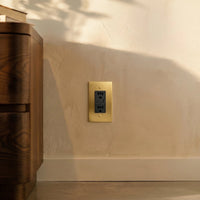 Prise électrique en laiton dans un couloir avec meuble en bois