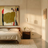 Prise électrique dans une chambre avec lit blanc et applique murale