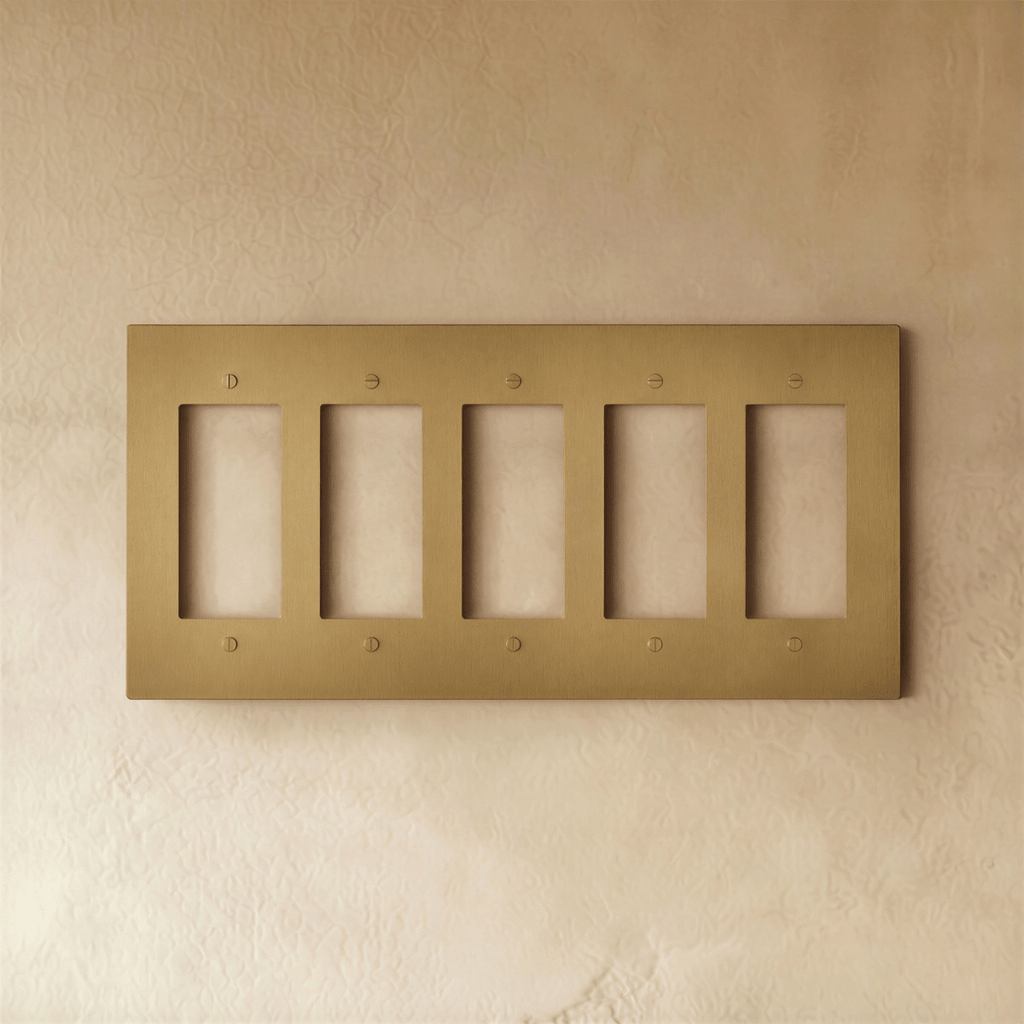 Plaque interrupteur en laiton 5 postes sur mur clair