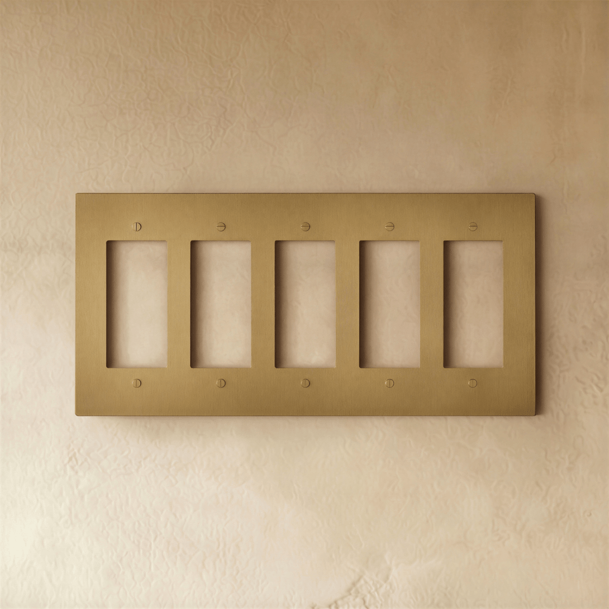 Plaque interrupteur en laiton 5 postes sur mur clair