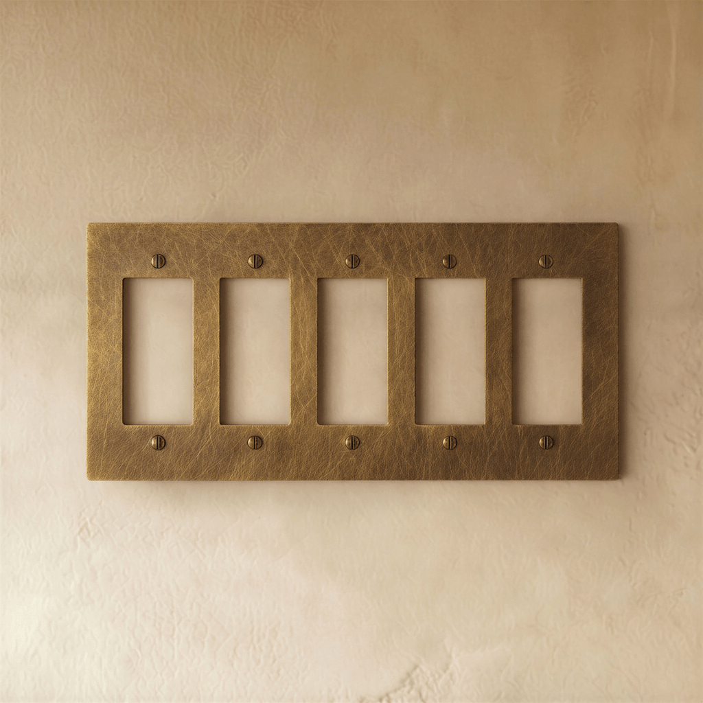 Plaque interrupteur en laiton vieilli 5 postes sur mur clair