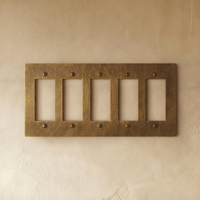 Plaque interrupteur en laiton vieilli 5 postes sur mur clair