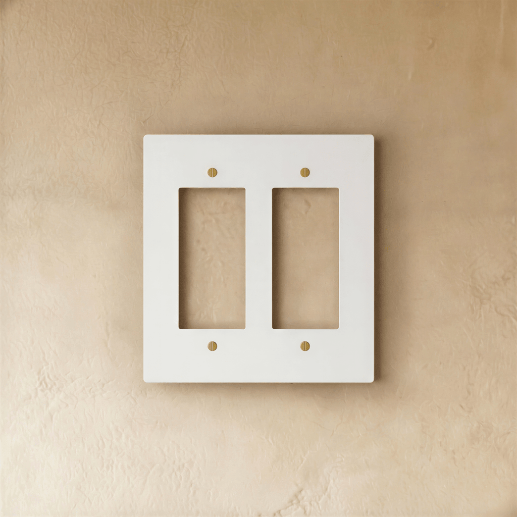 Plaque interrupteur blanc et laiton 2 postes sur mur clair