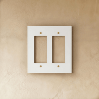 Plaque interrupteur blanc et laiton 2 postes sur mur clair