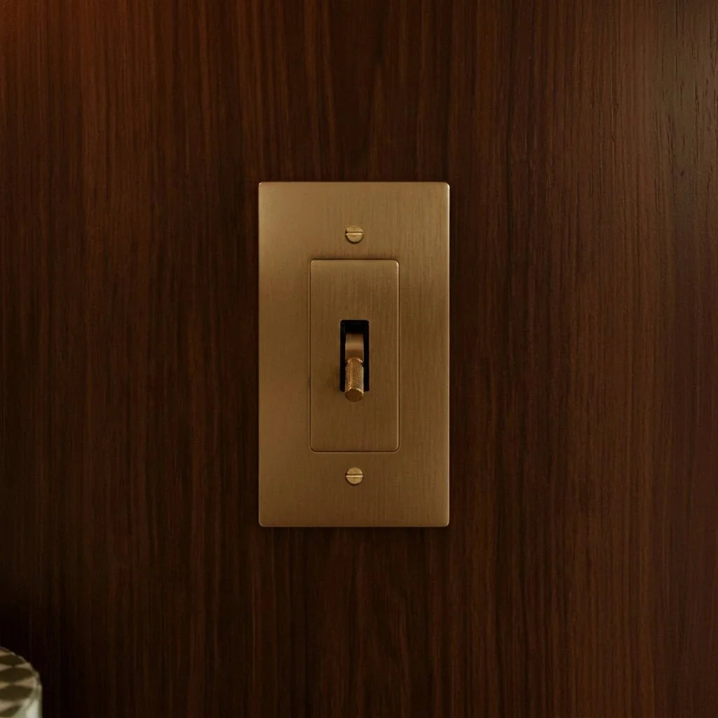 Interrupteur laiton dans un intérieur en bois chaleureux
