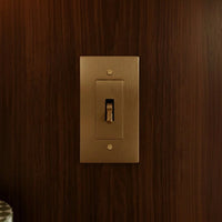 Interrupteur laiton dans un intérieur en bois chaleureux
