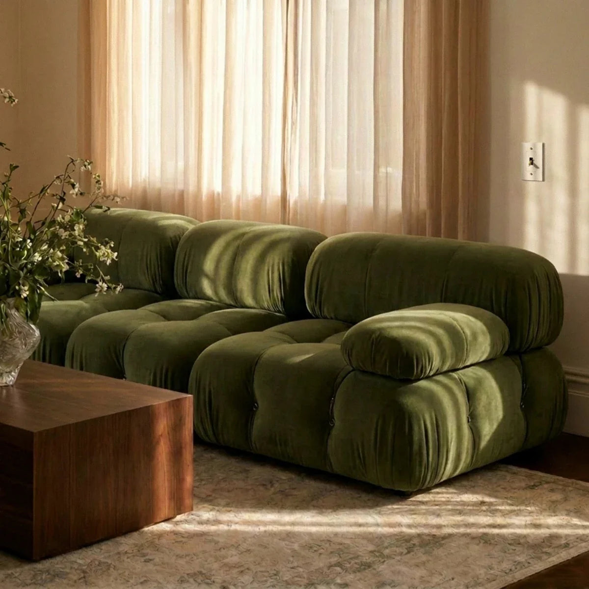 Interrupteur laiton dans un salon avec canapé vert Image