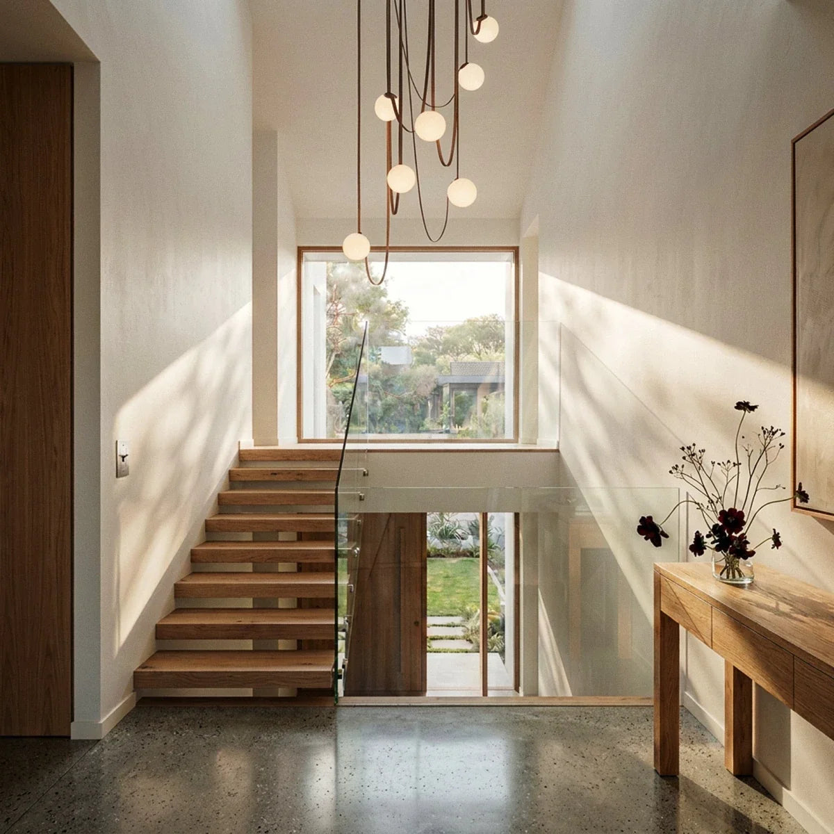 Interrupteur laiton dans une entrée lumineuse avec escalier en bois