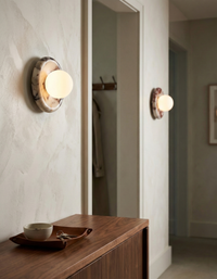 Applique murale en marbre dans un intérieur moderne luxueux