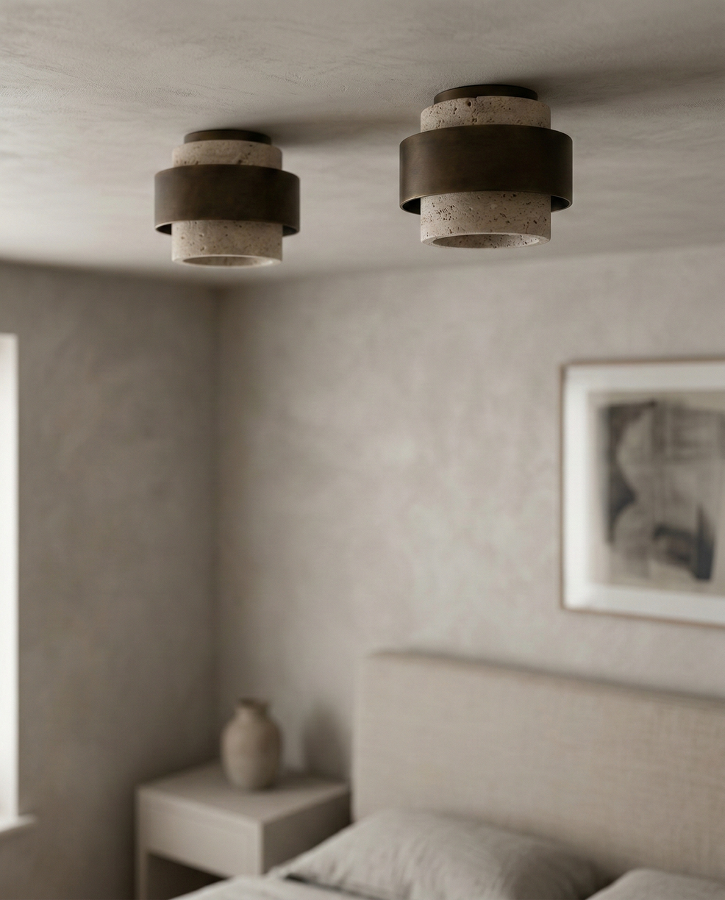 Plafonniers en travertin et anneau sombre dans une chambre aux murs texture