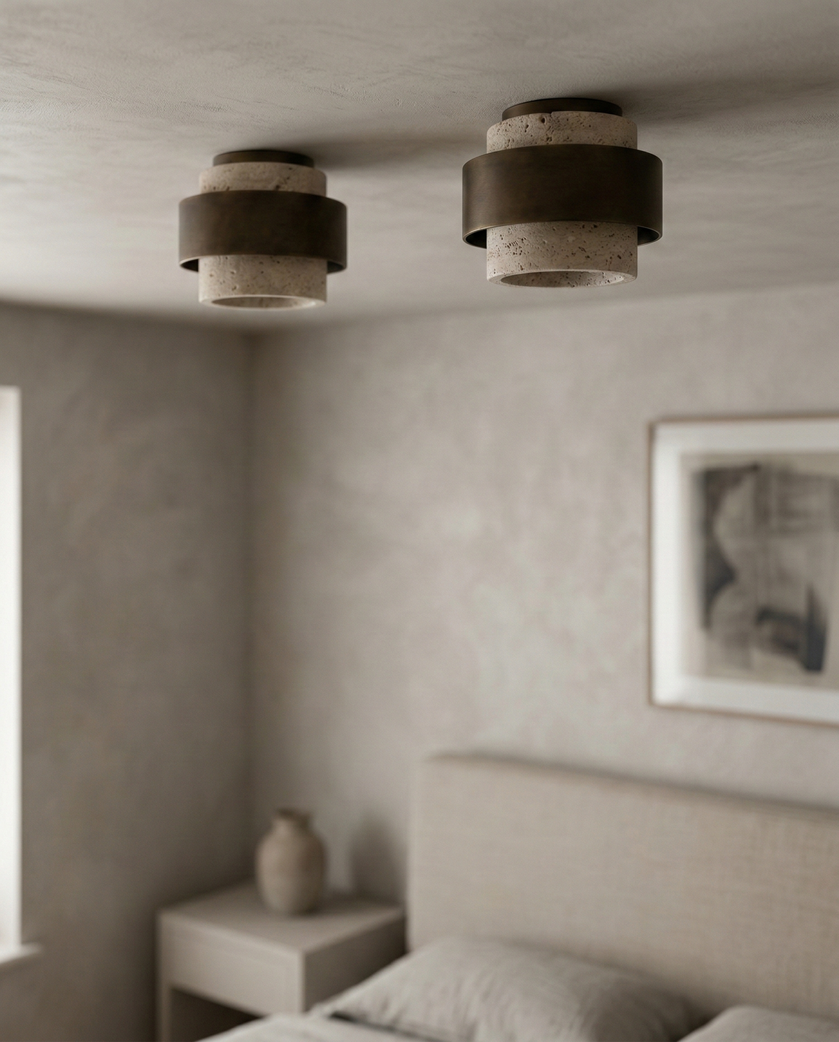 Plafonniers en travertin et anneau sombre dans une chambre aux murs texture