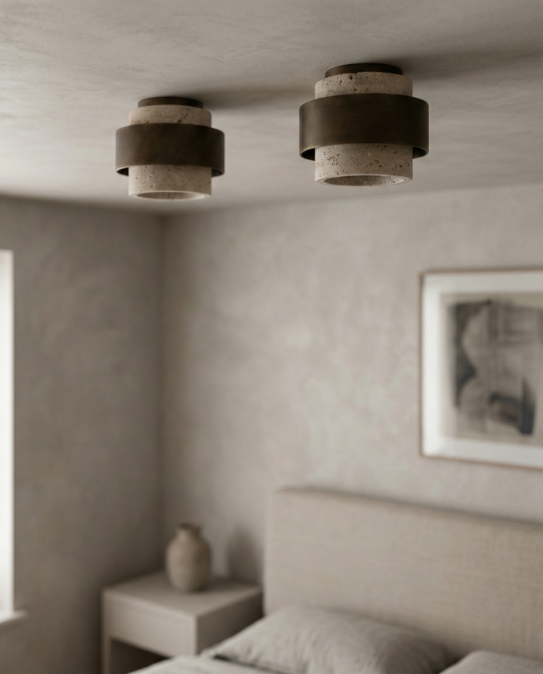 Plafonniers en travertin et anneau sombre dans une chambre aux murs texture